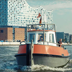 Lütt Deern in front of Elbphilharmonie building